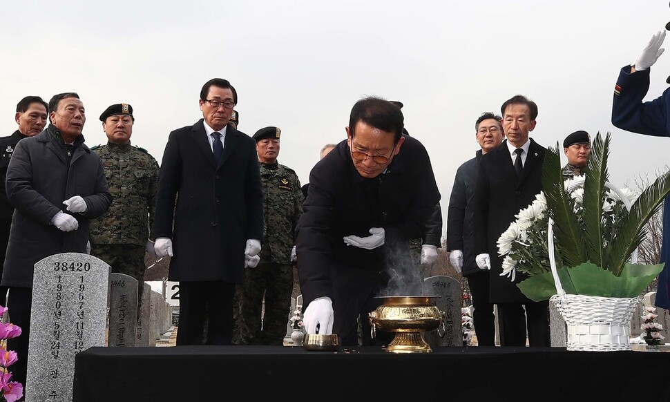 17일 오후 국립서울현충원에서 황일봉 5·18부상자회장(맨 앞)이 5·18 당시 숨진 계엄군의 묘소를 찾아 분향하고 있다. 김혜윤 기자