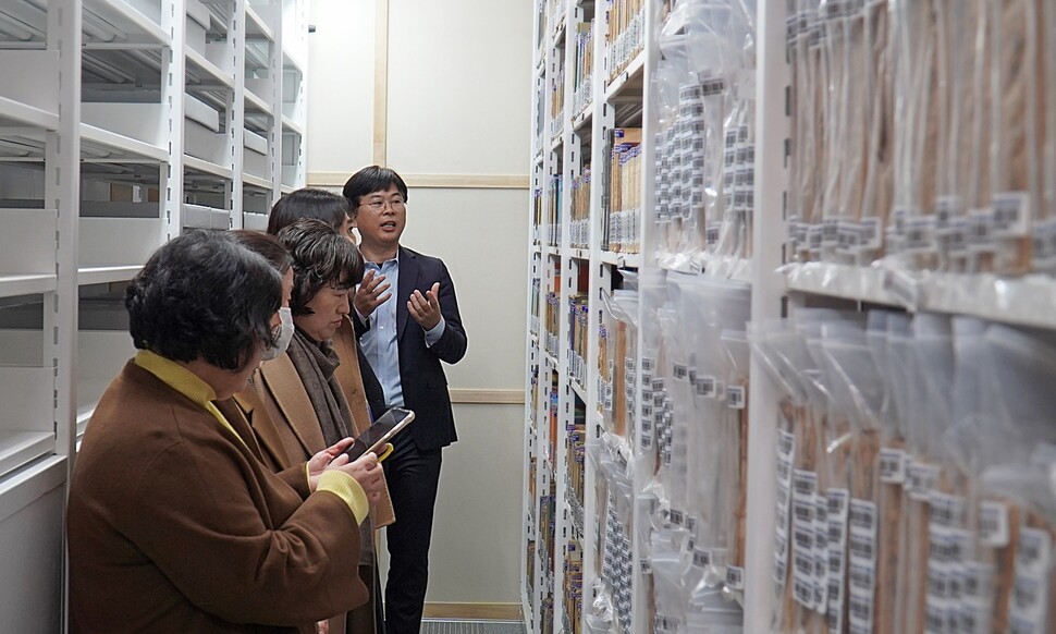 충남도서관 관계자가 15일 공동보존자료관 수장고에서 학계·현장 전문가, 중요자료를 기증한 관계기관 담당자 등에게 공동보존자료 활용 방안을 설명하고 있다. 충남도서관 제공