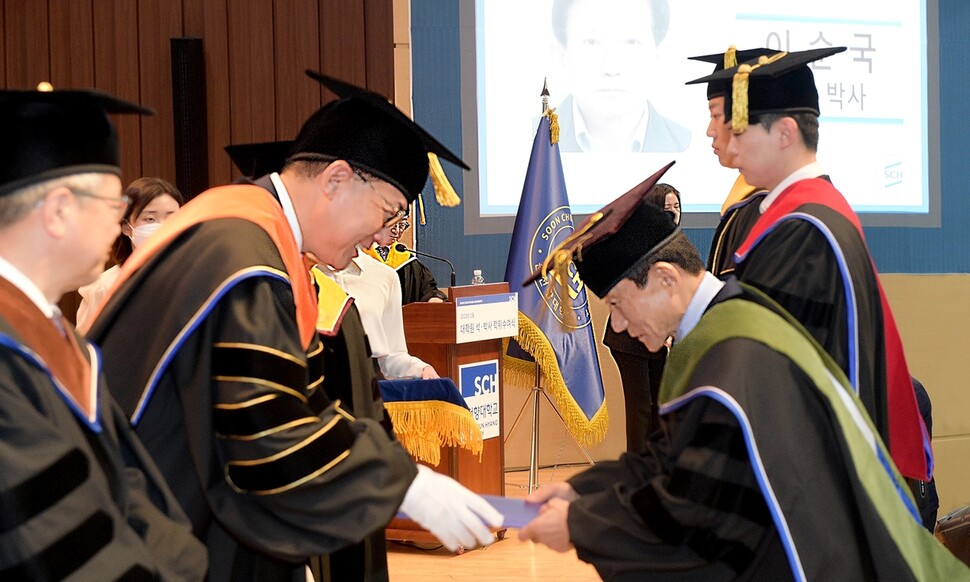 김승우 순천향대 총장이 16일 2022학년도 학위수여식에서 이순국 박사(오른쪽)에게 의학박사 학위를 수여하고 있다. 순천향대 제공
