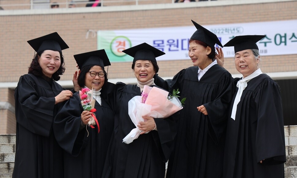 16일 목원대 학위수여식에서 명예 졸업장을 받은 양연호, 한경애(특별공로상), 이광규, 김춘자, 김춘교씨 등 &lt;사기&gt; 청강생들이 학사모를 쓰고 기념촬영을 하고 있다. 목원대 제공