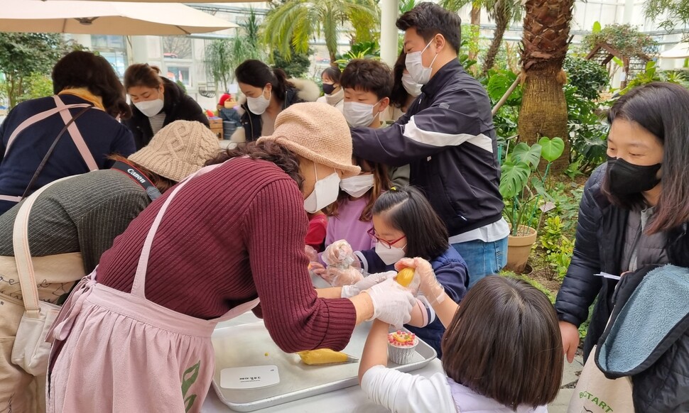 당장 체험장에서 농부들이 시민·어린이들과 먹거리를 만들고 있다. 당진농부시장 당장카페 제공