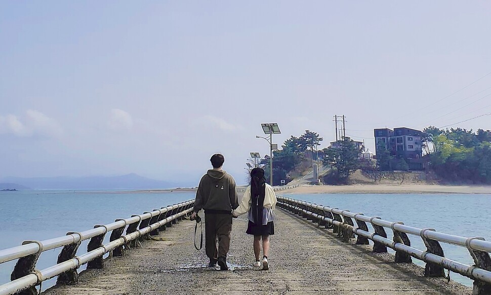 ‘서산에서 일주일 살아보기’에 참여한 한팀이 웅도 일대를 걷고 있다. 서산시 제공