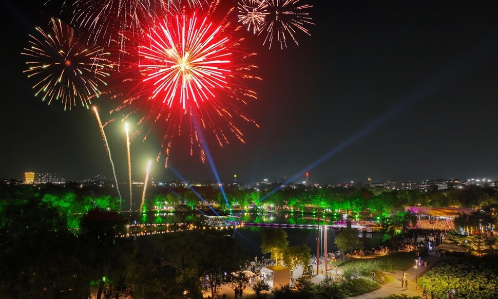 부여 궁남지에서 지난해 열린 서동연꽃축제 개막식에서 축제를 축하하는 불꽃놀이가 펼쳐지고 있다. 부여군 제공