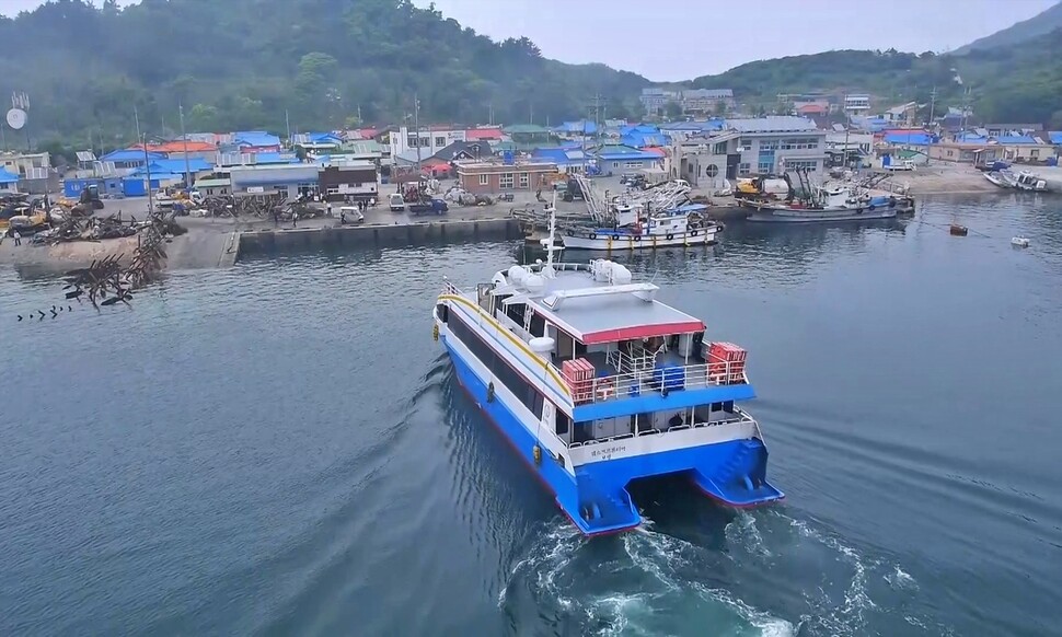 대천항~외연도 노선을 운항하는 웨스트프론티어호가 외연도 선착장에 접안하고 있다. 보령시 제공