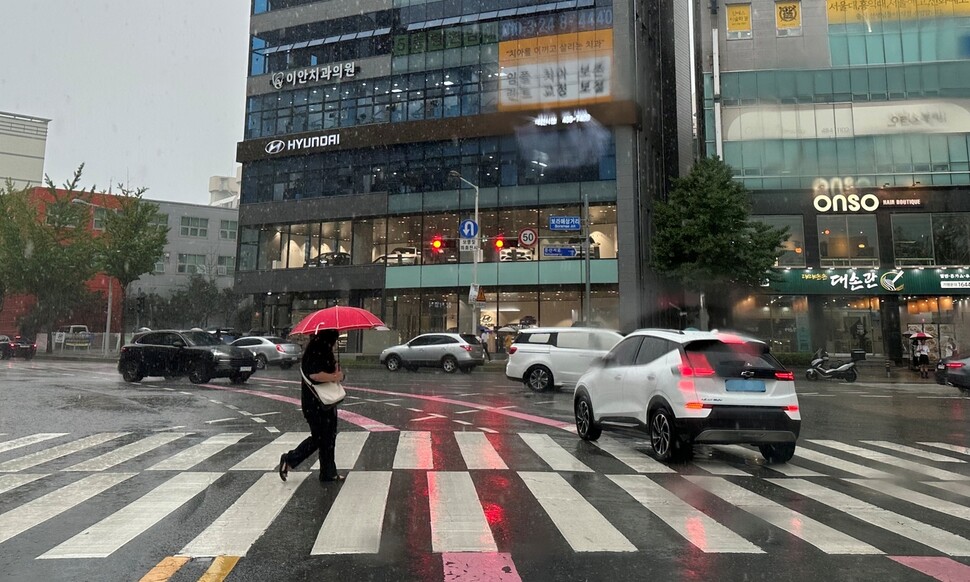 14일 호우경보가 내려진 대전에 비가 내리는 가운데 한 시민이 횡단보도를 건너고 있다. 송인걸 기자