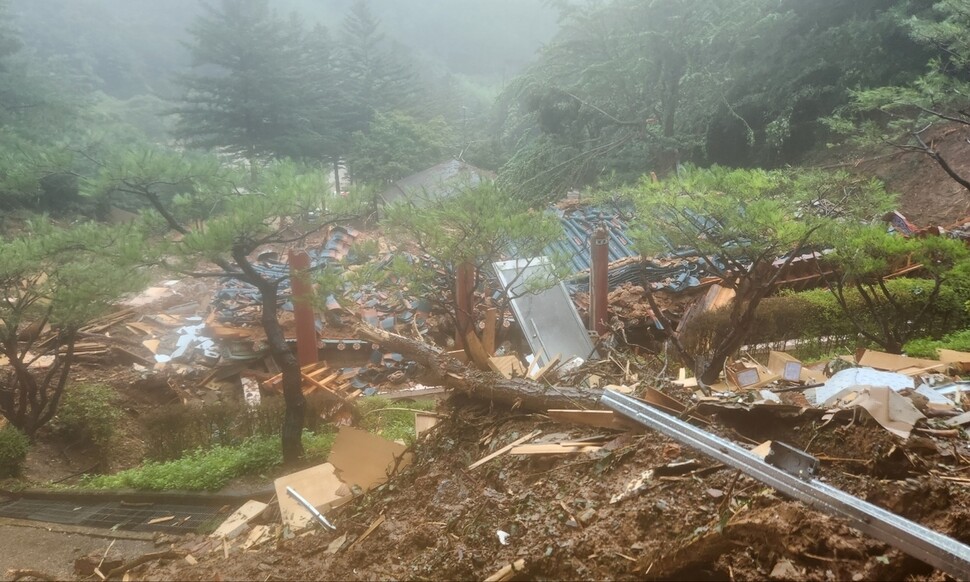 지난 14일 충남 논산시립납골당에서 발생한 산사태로 건물이 무너지고 조문왔던 윤아무개(76)씨 부부 등 4명이 사상했다. 충남소방본부 제공