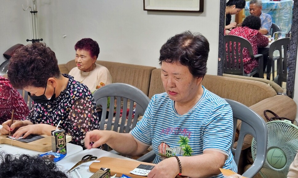 충남 부여군 은산면 나령1리 주민들이 지난 7월 마을회관에서 목공예를 배우고 있다. 부여군지역공동체활성화재단 제공