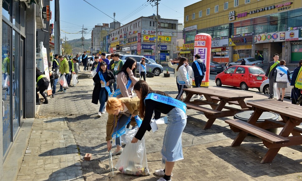 5개 대학이 밀집해 있는 천안 안서동 대학로의 조성 기본계획이 나왔다. 백석대 교직원과 학생들이 안서동 대학로에서 클린문화캠페인을 하고 있다. 백석대 제공