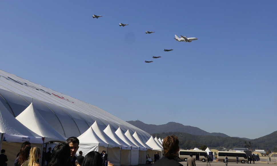 &nbsp;‘서울 아덱스 2023’이 열린 17일 경기 성남시 서울공항 상공에서 E-737 공중조기경보통제기 피스아이와 F-35, FA-50 전투기가 비행하고 있다. 윤운식 선임기자