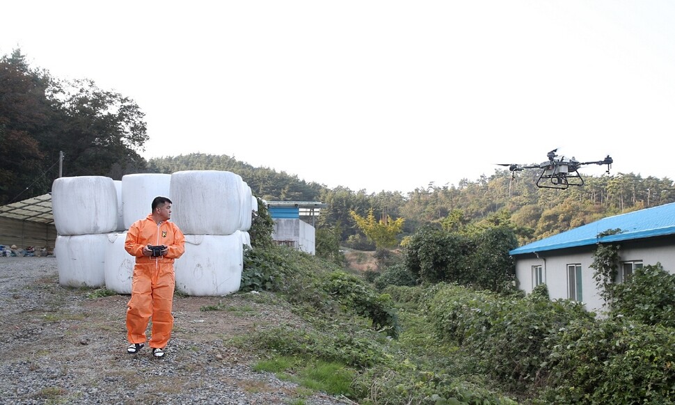 충남 태안군 방역대책본부가 지난달 25일 이원면 내리의 한 축사에서 드론으로 방역하고 있다. 태안군 제공