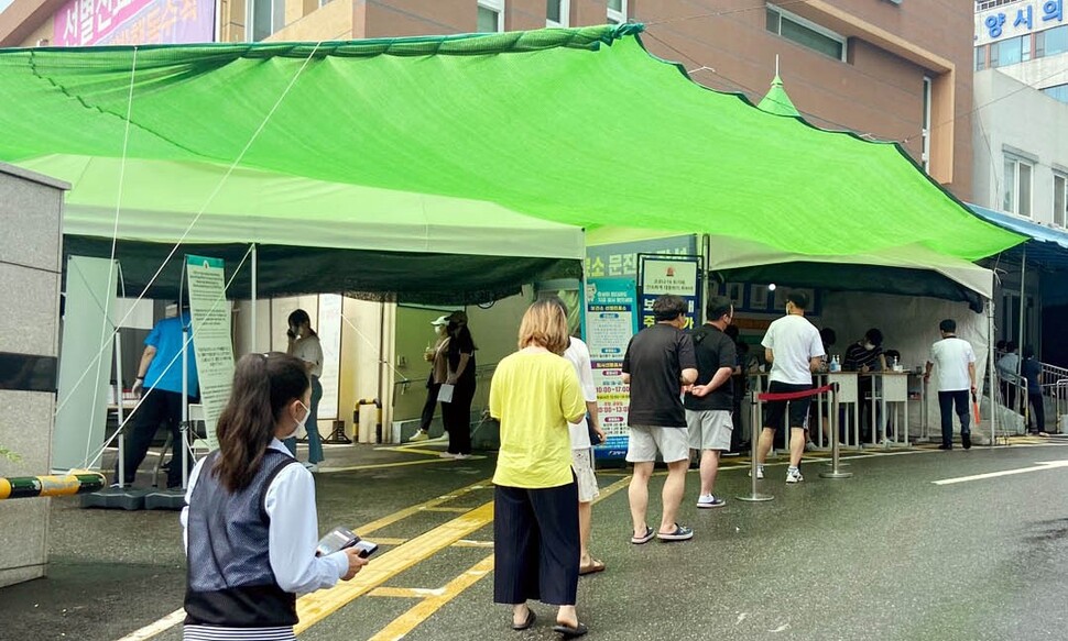 10일 오후 경기 고양시 덕양구보건소에 코로나19 검사를 받기 위한 시민들의 줄이 이어지고 있다. 고양/연합뉴스