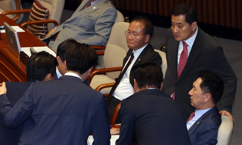 더불어민주당 이재명 대표의 체포동의안이 가결된 21일 국회 본회의에서 국민의힘 김기현 대표 등이 대화하고 있다. 연합뉴스