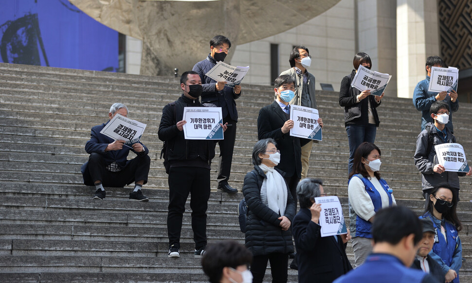 한 장년층 참가자가 31일 오후 서울 종로구 세종문화회관 계단에서 연 `코로나19 경제 사회 위기 대응 관련 입장 발표 기자회견'에서 자리에 앉은 채 참가자 발언을 듣고 있다. 이정아 기자