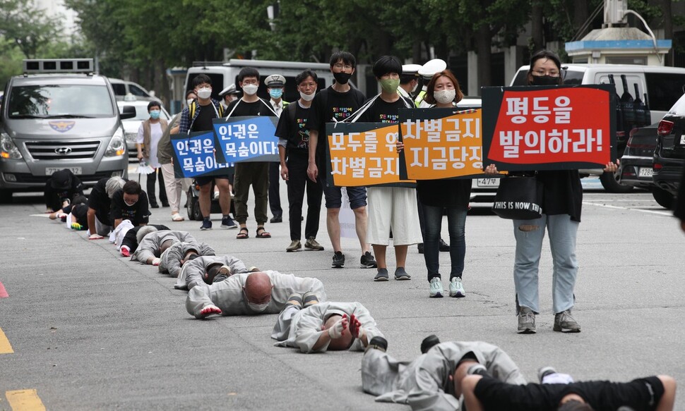 대한불교조계종 사회노동위원회 소속 스님과 차별금지법 제정연대 활동가들이 13일 오후 차별금지법 제정을 촉구하는 2차 오체투지를 하고 있다. 김봉규 선임기자