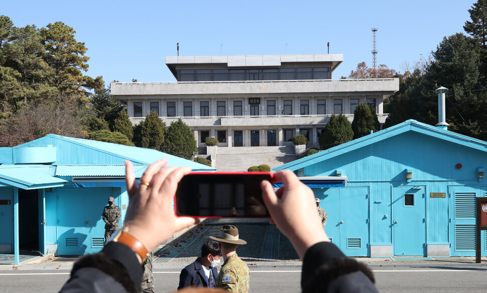 판문점견학지원센터 개소식에 참가했던 시범견학단이 4일 오전 경기도 파주시 판문점에서 판문각을 향해 사진을 찍고 있다. 사진공동취재단