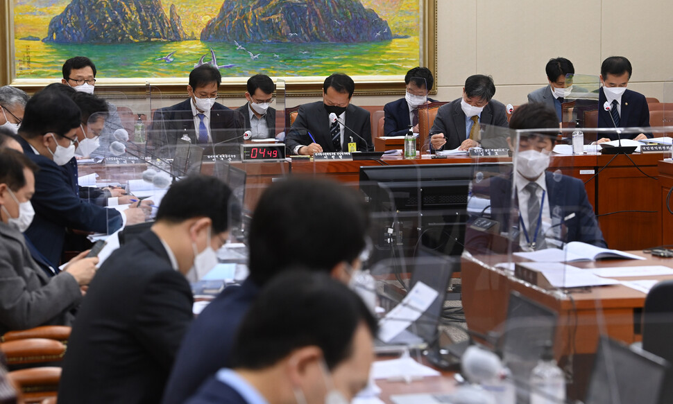 17일 국회 정무위원회 전체회의에서 공직자의 이해충돌 방지법안에 관한 공청회가 열리고 있다. 연합뉴스