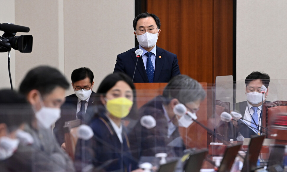 문승욱 산업통상자원부 장관이 25일 오후 국회에서 열린 산업통상자원중소벤처기업위원회 전체회의에서 우크라이나 사태 관련 긴급 현안 보고를 하고 있다. 공동취재사진