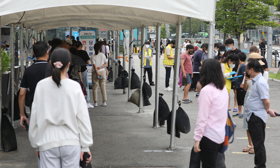 추석 연휴 마지막날인 12일 낮 서울 서초구 코로나19 고속터미널역 임시선별검사소에서 시민들이 코로나19 검사 순서를 기다리고 있다. 김혜윤 기자