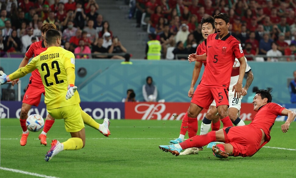 3일 오전(한국시각) 카타르 알라이얀의 에듀케이션 시티 스타디움에서 열린 2022 카타르 월드컵 조별리그 H조 3차전 대한민국과 포르투갈 경기. 전반 한국 김영권이 동점골을 넣고 있다. 도하/연합뉴스