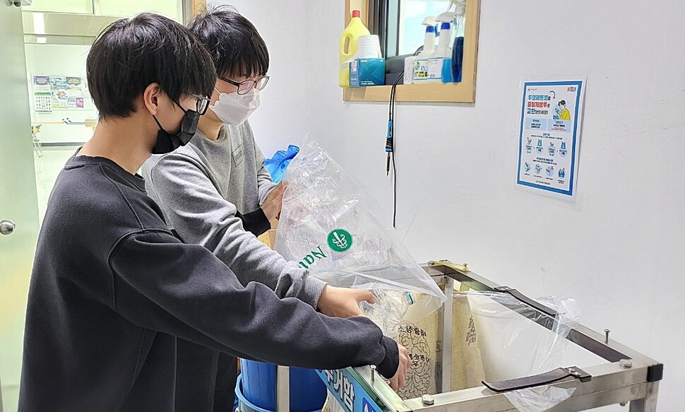 아산시민들이 한 행정복지센터가 설치한 재활용품 수거함에 종이팩과 페트병을 담고 있다. 아산시 제공