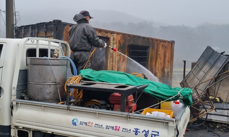 충남 홍성군이 10일 오전 산불로 피해를 본 서부면 일대를 소독하고 있다. 홍성군 제공