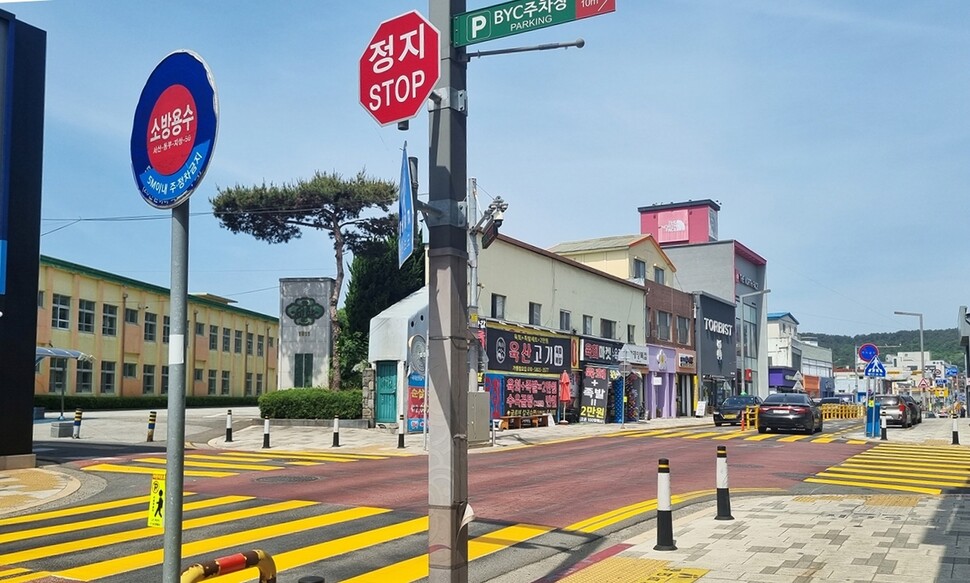 서산시는 최근 스쿨존 보행자 안전을 위해 서산초등학교 앞 횡단보도를 노란색으로 도색했다. 서산시 제공