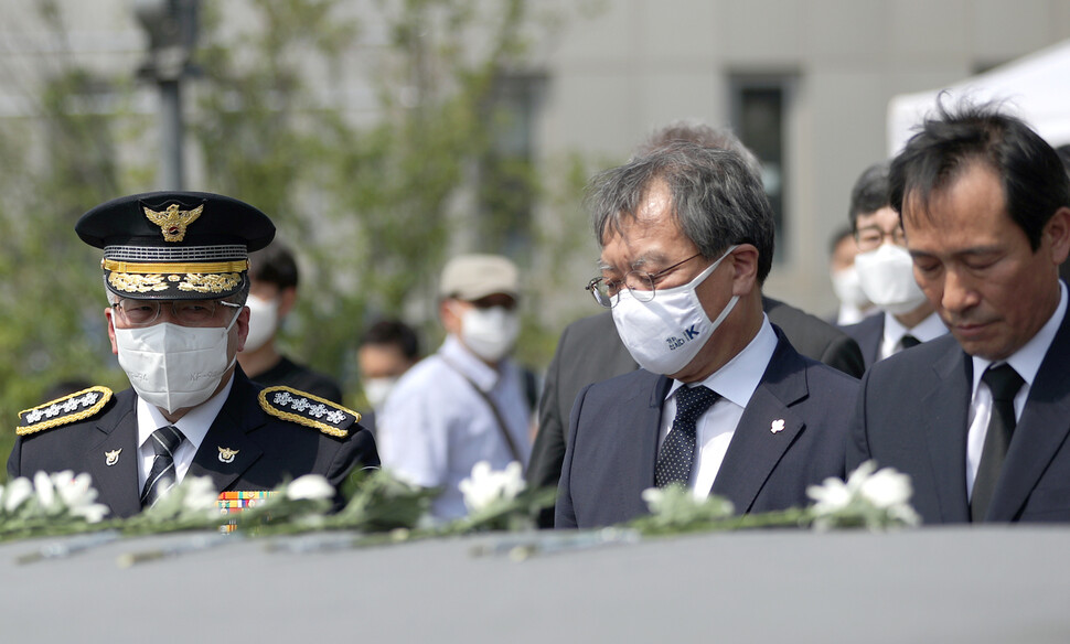 민갑룡 경찰청장(왼쪽)이 9일 오후 서울 서대문구 신촌동 연세대학교 한열 동산에서 열린 이한열 열사 33주기 추모식에서 헌화하고 있다. 민 청장 오른쪽은 김거성 대통령 비서실 시민사회수석, 우상호 더불어민주당 의원이다. 이종근 기자