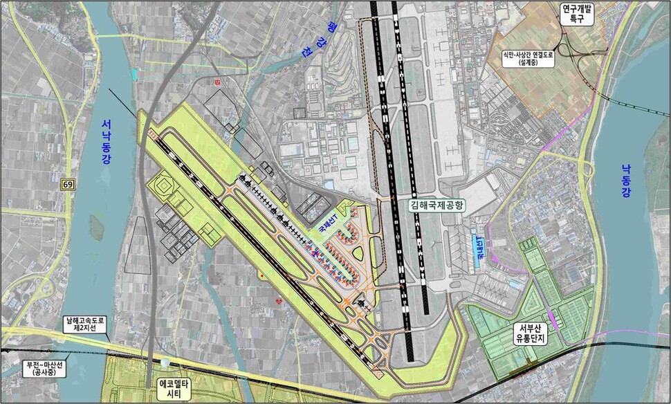 박근혜 정부 당시 국토부의 김해신공항 계획도. 기존 김해공항 왼쪽에 활주로 1개가 추가된다. 부산시 제공