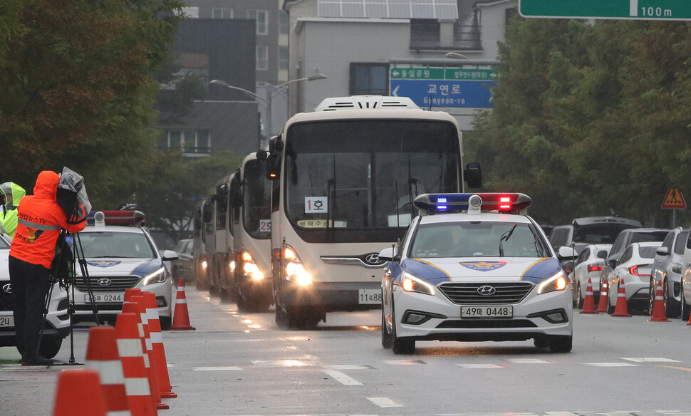 과거 한국을 도왔던 아프가니스탄 협력자와 그 가족들을 태운 버스가 27일 낮 충북 진천 국가공무원인재개발원으로 들어서고 있다. 이들은 이곳에서 약 6주간 생활하며 한국어와 한국 문화 등 사회 적응을 위한 교육을 받을 예정이다. 진천/박종식 기자 anaki@hani.co.kr