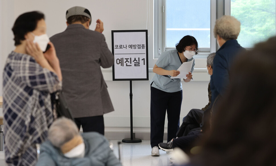 60세 이상 사전예약자에 대한 코로나19 4차 예방접종이 시작된 25일 서울 강서구 부민병원을 찾은 한 시민이 4차 백신 접종에 대한 안내를 받고 있다. 사진공동취재단
