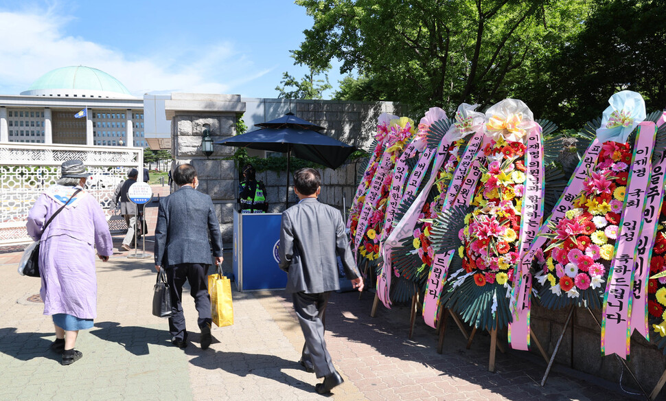 7일 오전 국회 정문 앞 담장에 이재명 더불어민주당 의원의 첫 출근을 축하하는 화환이 놓여 있다. 공동취재사진