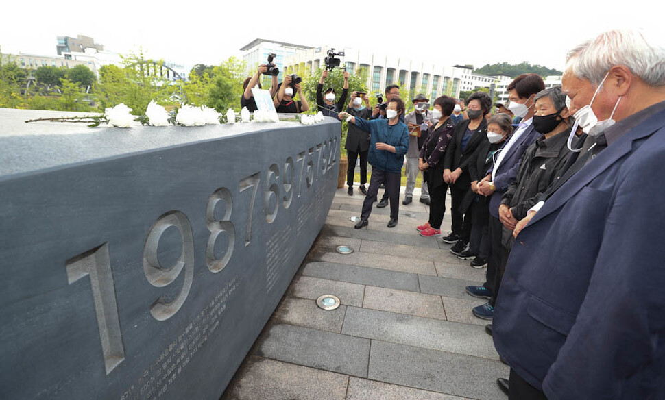 서울 서대문구 연세대 이한열동산에서 9일 오후 열린 제35주기 이한열 추모식 참석자들이 추모비에 헌화한 뒤 묵념하고 있다. 김정효 기자