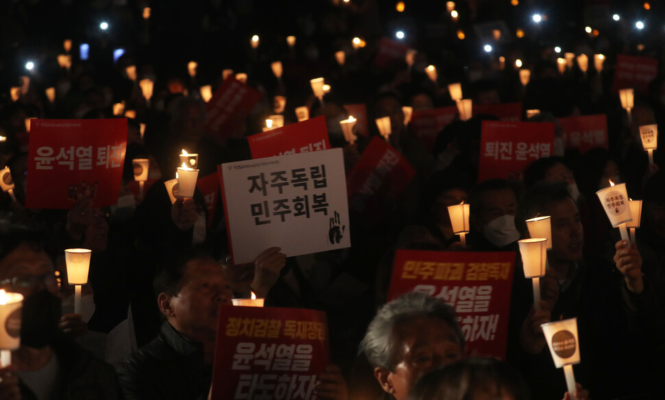 천주교정의구현전국사제단 주최로 20일 오후 전북 전주시 풍남문광장에서 열린 ''검찰독재 타도와 매판매국 독재정권 퇴진촉구'' 시국미사에서 시민들이 촛불을 들고 있다. 2023.3.20 연합뉴스