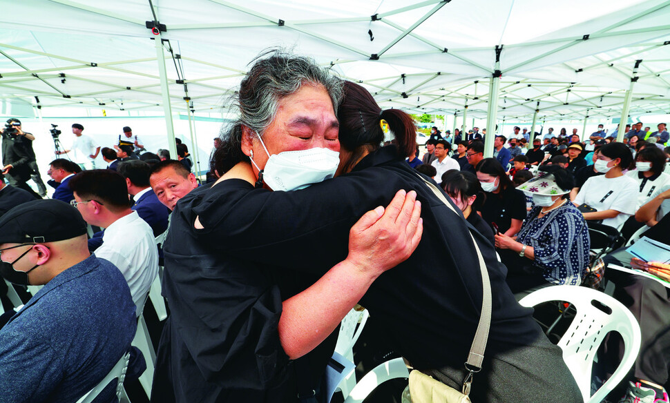 9일 오후 광주 학동 붕괴 참사 현장 근처에서 열린 2주기 추모식에서 당시 딸을 잃은 어머니(왼쪽)가 오열하고 있다. 광주/이정용 선임기자 lee312@hani.co.kr