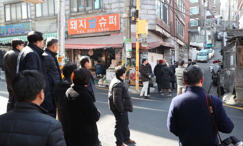 영화 ‘기생충’이 제92회 아카데미 시상식 작품상을 포함한 4관왕을 차지한 가운데 11일 오전 서울 마포구의 영화 촬영현장이었던 ‘돼지쌀슈퍼’ 앞이 기념사진을 찍는 외국인 관광객과 취재진들, 마포구청 관계자들로 붐비고 있다. 백소아 기자