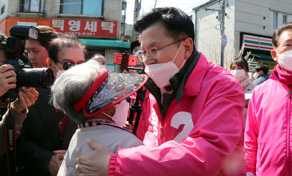 미래통합당 서울 종로 황교안 국회의원 후보가 8일 오후 서울 종로구 부암동 주민센터 앞 거리유세에서 지지자와 인사하고 있다. 김경호 선임기자 jijae@hani.co.kr