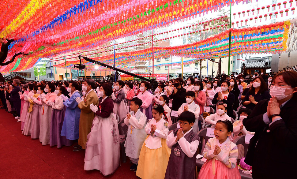 8일 오전 서울 종로구 조계사에서 열린 부처님오신날 법요식에 참석한 어린이들이 합장을 하고 있다. 공동취재사진