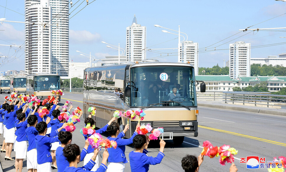 북한 정권수립 74주년(9·9절)을 맞이해 경축행사 참가자들이 평양에 도착했다고 조선중앙통신이 7일 보도했다. 조선중앙통신 연합뉴스