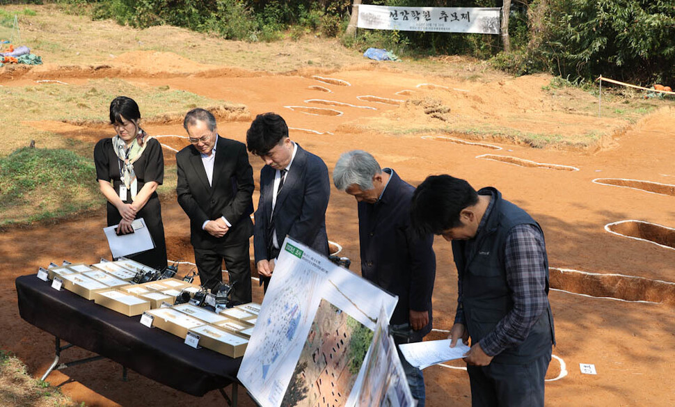 진실·화해를위한과거사정리위원회와 한국선사문화연구원 관계자들이 25일 오전 경기 안산시 선감동에서 ‘선감학원 아동 인권침해 사건’과 관련한 유해발굴(시굴) 현장을 언론에 설명하기 전 묵념하고 있다. 김정효 기자