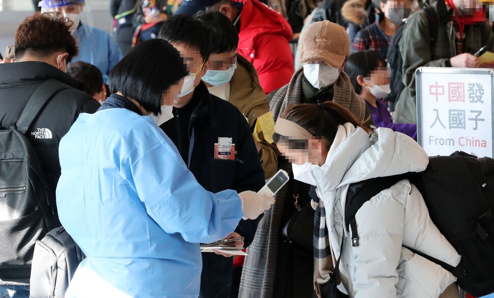 중국발 입국자 모두에 대해 코로나19 PCR 검사를 하는 고강도 방역 대책이 시작된 2일, 인천국제공항 제1터미널 입국장에서 중국발 입국자들이 입국을 기다리고 있다. 공동취재사진