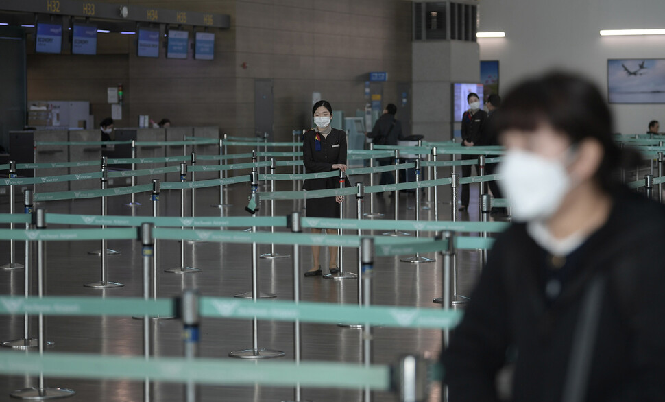 신종 코로나바이러스 감염증이 전세계로 확산하는 가운데 29일 인천국제공항 출국장의 한 중국 항공사 체크인 카운터가 한산한 모습을 보이고 있다. 28일 여행업계에 따르면 하나투어와 모두투어, 노랑풍선 등 국내 주요 여행사들은 이번 주 출발하는 중국 여행 예약을 100% 일괄 취소하고, 수수료 없이 환불 조치하기로 했다. 인천공항/공동취재사진