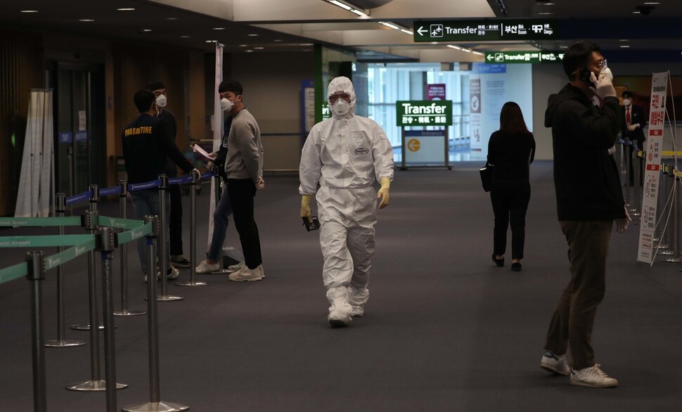 러시아 블라디보스톡발 탑승객들이 19일 낮 인천국제공항 제1터미널로 입국하고 있다. 19일부터 인천국제공항으로 들어오는 모든 입국자는 특별입국절차를 거쳐야 한다. 인천공항/박종식 기자