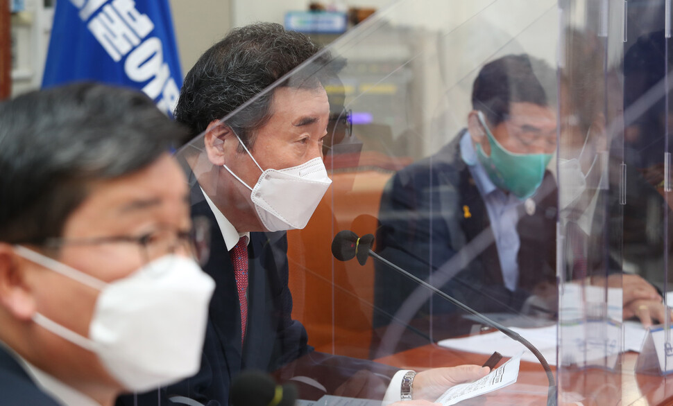 더불어민주당 이낙연 대표가 12일 오후 국회에서 열린 ‘성폭력사건 가해자 석방 관련 피해예방 대책 간담회’에서 발언하고 있다. 연합뉴스