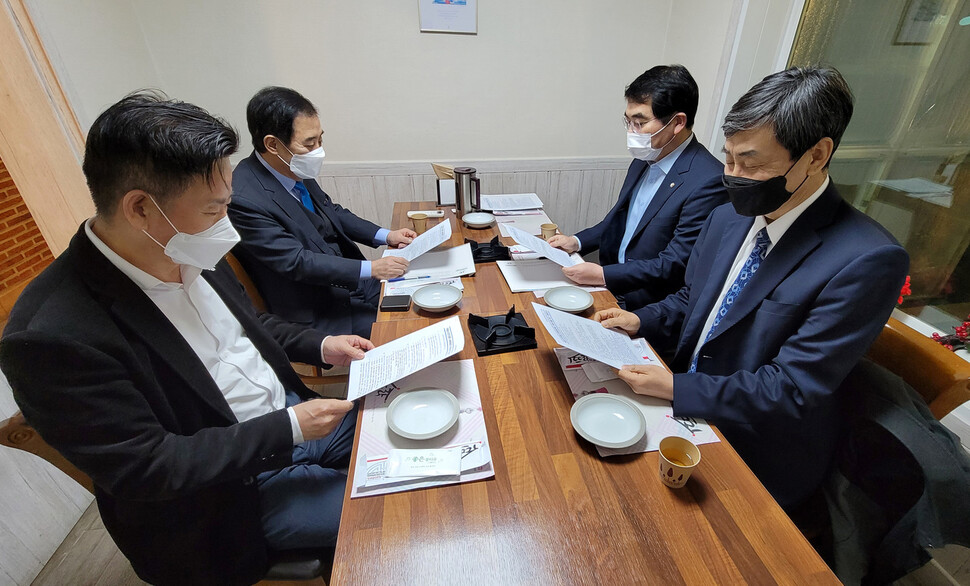 김경성 남북체육교류협회 이사장(왼쪽부터)과 박윤국 포천시장, 양기대 더불어민주당 남북고속철도추진특위 위원장, 이종걸 민화협 대표상임의장이 최근 경기도 포천 한 음식점에서 만나 ‘2029 하계 청소년아시안게임’의 포천·원산 공동개최 등 남북 체육교류에 관해 논의하고 있다. 포천시 제공