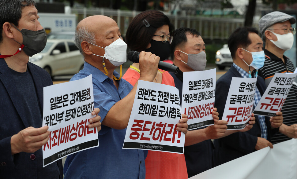 한일역사정의평화행동(준) 관계자들이 21일 오전 서울 용산 대통령 집무실 앞에서 기자회견을 열어 윤석열 정부의 2015년 한-일 ‘위안부’ 합의 존중 발언 등 ‘굴욕적 대일외교’를 규탄하고 있다. 김정효 기자