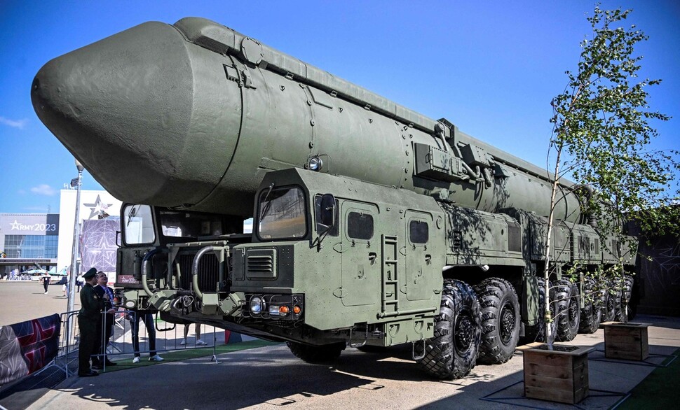 지난 15일 러시아 모스크바에서 열린 11차 모스크바 국제안보회의 회의장 밖에 러시아 대륙간탄도미사일(ICBM) 야르스가 전시되어 있다. AFP 연합뉴스