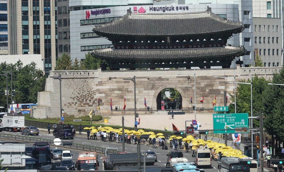 후쿠시마 핵오염수 해양투기 반대 전국 도보순례단이 7일 서울역을 출발해 일본 대사관 앞으로 행진하고 있다. 강창광 선임기자