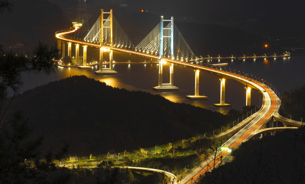 경남 마산 앞바다를 가로질러 옛 마산과 창원을 연결하는 해상교량인 마창대교의 야경. ㈜마창대교 제공