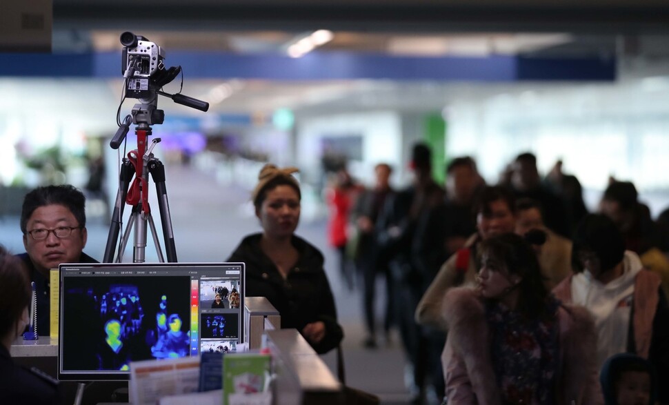 국내에서 중국 ‘우한 폐렴’ 확진자가 발생한 가운데 21일 오전 인천국제공항 제1여객터미널 입국장에서 중국 산둥성 지난지역 입국자들을 열화상 감지 카메라로 찍고 있다. 인천공항/백소아 기자 thanks@hani.co.kr