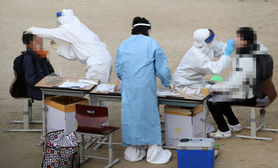 13일 광주광역시 서구 금당초등학교에 설치된 선별진료소에서 학생들이 코로나19 검사를 받고 있다.연합뉴스